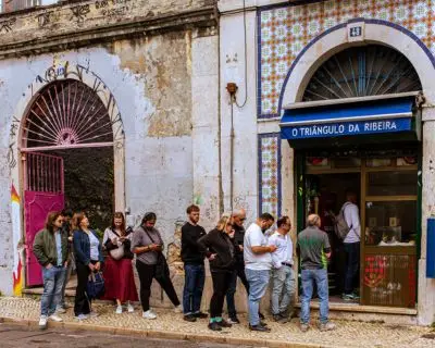 o-triangulo-ribeira-queue-outside-exterior-lisbon