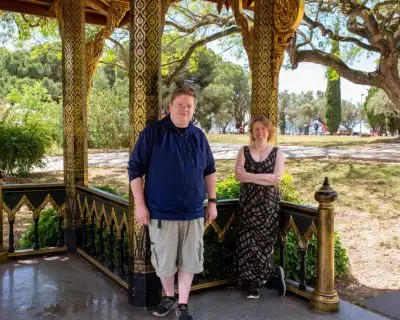 lisbon-photographer-shooting-jeremy-and-lorain-at-the-thai-pavilion-in-vasco-da-gama-garden-belém