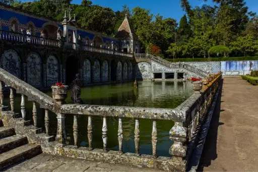 fronteira-palace-main-garden-king's-gallery-and-pond