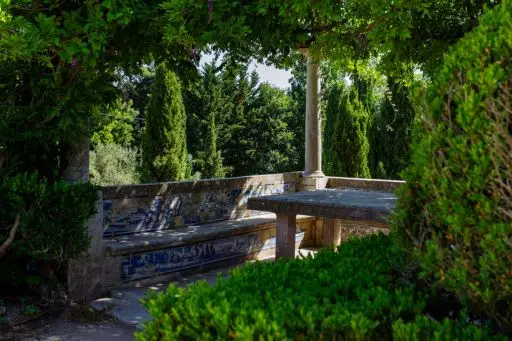 fronteira-palace-pergola-stone-table