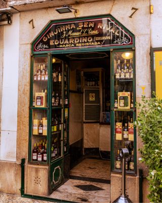 ginjinha-sem-rival-shopfront-rossio-lisbon