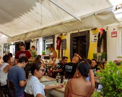 outdoor-seating-at-taberna-clandestina-cascais